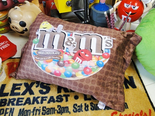 m&m's　クッションピロー　（ブラウン）|カンパニーグッズ
