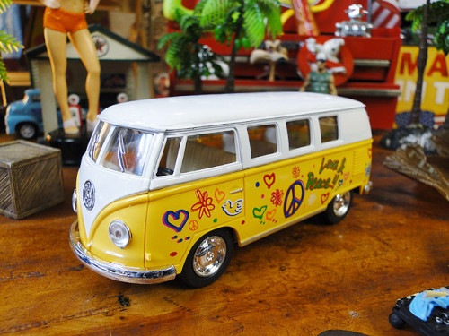 1962年　フラワームーブメント仕様ワーゲンバス　ミニカー　1/32スケール　（イエロー）|ミニカー/モデルカー/バイク/飛行機|男の秘密基地作りに！ガレージング雑貨
