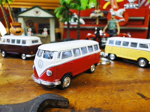 Amazon.co.jp: ワーゲンバス ミニカー キーホルダー ブルー チョロＱ風 ＶＯＬＫＳＷＡＧＥＮ フラワー キンスマート製 : おもちゃ