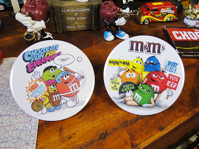 m&m's 缶バッジ Lサイズ （2種セット）の通販・販売 | アメリカ雑貨の