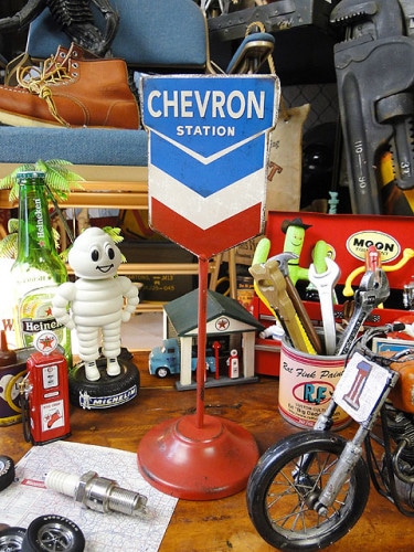 シェブロン　スタンドサイン|ガレージ演出グッズ/道具/工具|男の秘密基地作りに！ガレージング雑貨
