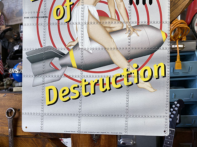 ピンナップガール ミリタリーアート ブリキ看板 （Eve of Destruction