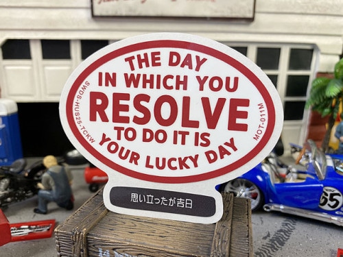 座右の銘ステッカー　Mサイズ　（思い立ったが吉日）　モットーデカール　MOT-011M|コトワザステッカー|ステッカー