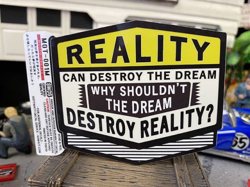 座右の銘ステッカー　Mサイズ　（現実は夢を壊すことがある。だったら夢が現実を壊したっていいではないか？）　モットーデカール　MOT-001M|コトワザステッカー|ステッカー