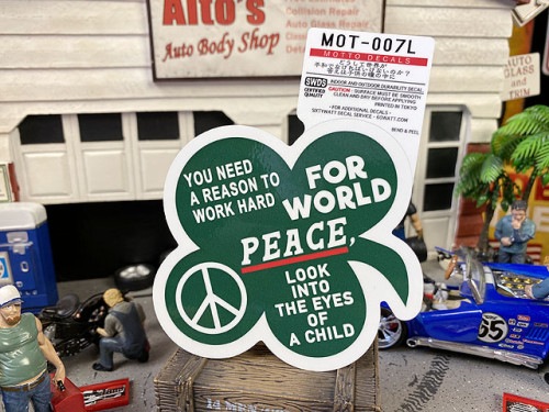 座右の銘ステッカー　Lサイズ　（どうして世界が平和でなければいけないのか？答えは子供の瞳の中に）　モットーデカール　MOT-007L|コトワザステッカー|ステッカー