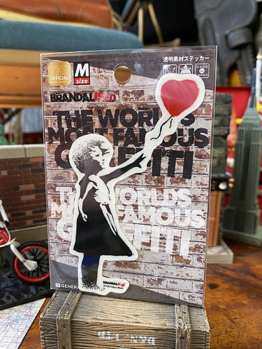 バンクシー　ストリートアート　オフィシャルステッカー　Mサイズ　（風船と少女/2002年作）|カスタム系ステッカー|ステッカー