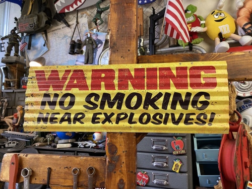「警告！近くに爆発物があるので禁煙」　波板サイン|案内看板/標識|ボクらの原点そして永遠！ブリキ看板