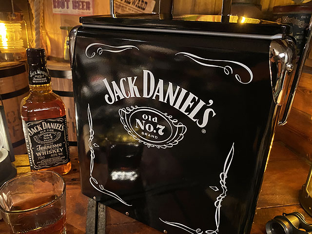 ガレージ店舗にガスランプ ジャックダニエル