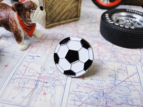 スポーツ　ピンバッジ　（サッカーボール）|バッジ/ピンズ/ピンバッジ|男の秘密基地作りに！ガレージング雑貨