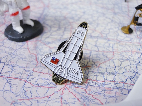 NASA　宇宙ピンバッジ　（スペースシャトル）|エイリアンのホルマリン漬け/宇宙雑貨|もはや店長すら迷子になるアメ雑ジャングル