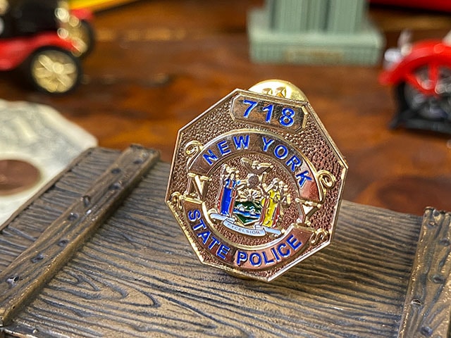 アメリカンポリス ピンバッジ （ニューヨーク市警718/Sサイズ）の通販