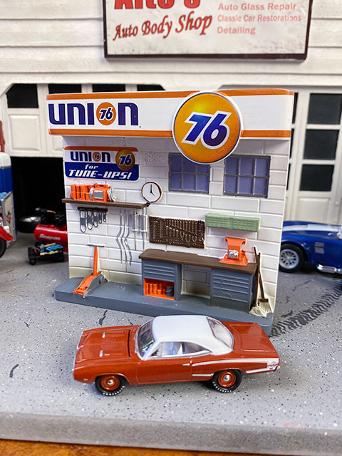ユニオン76サービスステーション　ジオラマ　ウィズ　1970 ダッジスーパービー ユノカル76 サービスステーション ＆ 1970年 ダッジ コロネット