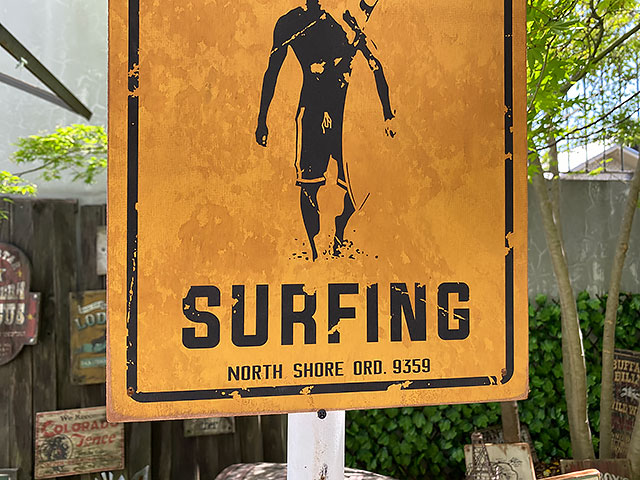 ハワイの道路標識 ウッドサイン （サーフィンに出掛けてます