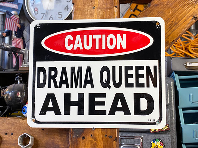 注意！大げさな人がいます」 ミニジョーク看板の通販・販売 | アメリカ