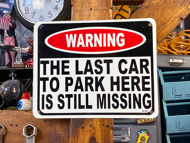 注意！最後にココに駐車した車は未だ行方不明」 ミニジョーク看板の