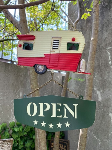 キャンピングトレーラー　オープン＆クローズハンギングサイン|ブリキカー/ブリキバイク/ブリキオブジェ|男の秘密基地作りに！ガレージング雑貨