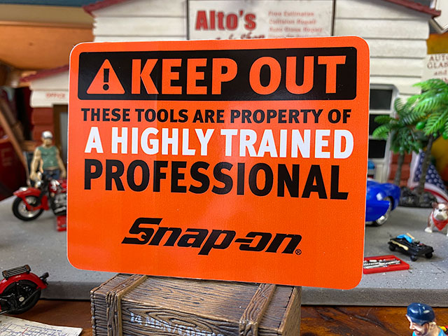 スナップオン ステッカー （KEEP OUT/A HIGHLY TRAINED PROFESSIONAL