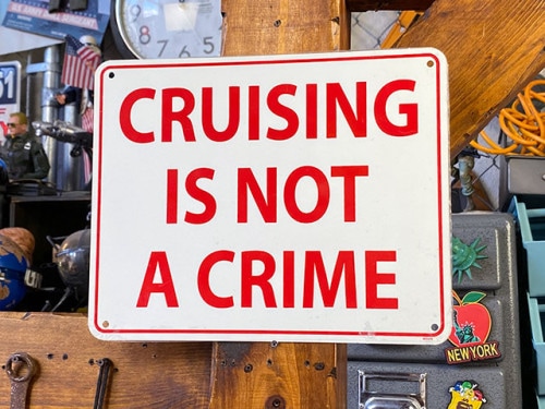 「クルージングは犯罪じゃないぜ」　ミニジョーク看板　CRUISING IS NOT A CRIME|ジョーク|ボクらの原点そして永遠！ブリキ看板
