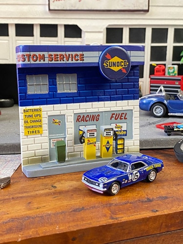 ジョニーライトニング50周年　スノコサービスステーション＆1967年シボレー・カマロ　ジオラマミニカーセット|ミニカー/モデルカー/バイク/飛行機|男の秘密基地作りに！ガレージング雑貨