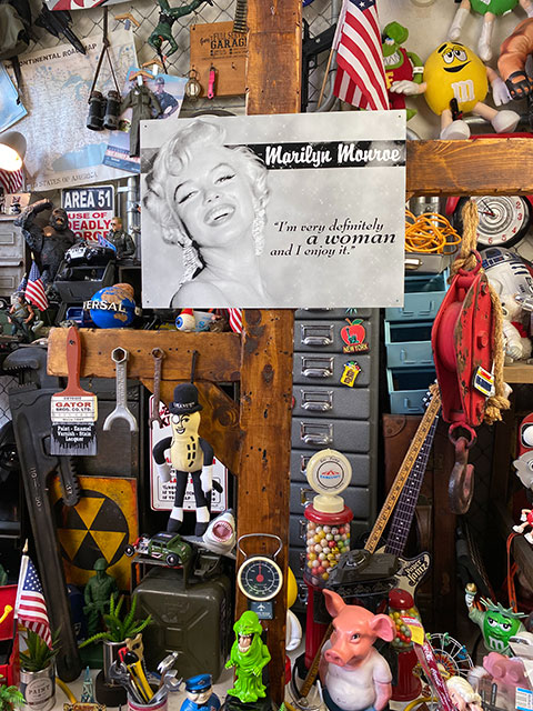 マリリン・モンロー ブリキ看板 （I'm very definitely a woman and I