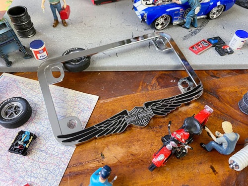 ハーレーダビッドソン　メタル製オフィシャル　ライセンスフレーム　USサイズ　（ウイングB&S）|ハーレーダビッドソングッズ|男の秘密基地作りに！ガレージング雑貨