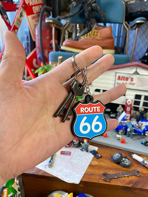 ルート66 ラバーキーホルダー （ブルー＆レッド）の通販｜アメリカ雑貨