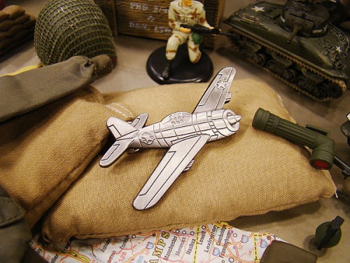 クラシック戦闘機ピンバッジ　（P-47　サンダーボルト）|ピンズ/ピンバッジ|ミリタリー雑貨