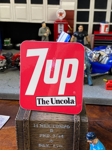 セブンアップ　オフィシャルロゴステッカー　（70年代ロゴ/スクエアレッド）　7UP|カンパニーステッカー|ステッカー
