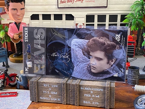 エルヴィス・プレスリー　オフィシャルステッカー　（ブルーセーター）|エルヴィス・プレスリーグッズ|もはや店長すら迷子になるアメ雑ジャングル