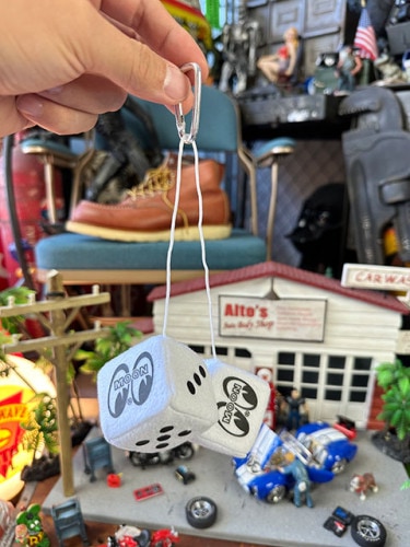 ムーンアイズ　ミニファジーダイス　（ホワイト）|ムーンアイズグッズ|男の秘密基地作りに！ガレージング雑貨