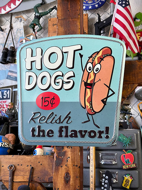 ホットドッグマンのエンボスティンサイン（15セント）の通販・販売