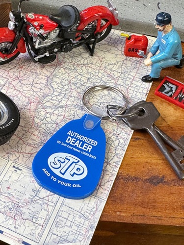ラバーサドルキーホルダー　（STP）　MADE IN U.S.A.|キーホルダー/ガーディアンベル|男の秘密基地作りに！ガレージング雑貨