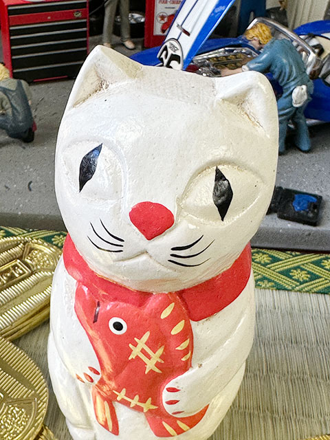 ネコに鯛 （たい） 」 木彫り人形 （白猫） ※ミニ畳と小判は別売ですの