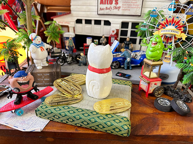 ネコに鯛 （たい） 」 木彫り人形 （白猫） ※ミニ畳と小判は別売ですの