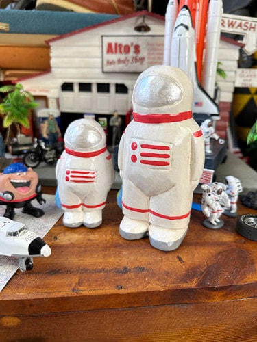 そんなつもりの宇宙飛行士　木彫り人形　（親子2体セット）|エイリアンのホルマリン漬け/宇宙雑貨|もはや店長すら迷子になるアメ雑ジャングル