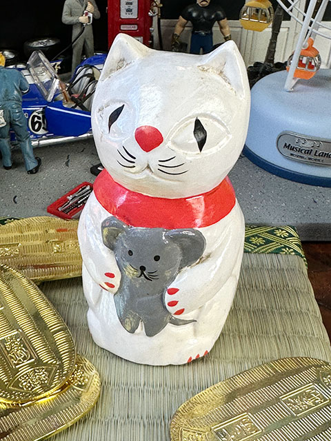 ネコにネズミ」 木彫り人形 （白猫） ※ミニ畳と小判は別売ですの