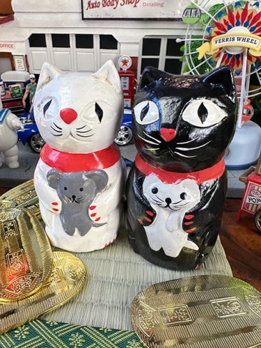 「ネコにネズミ」　木彫り人形　（白猫と黒猫の2体セット）　※ミニ畳と小判は別売です|大阪名物グッズ/縁起物|もはや店長すら迷子になるアメ雑ジャングル