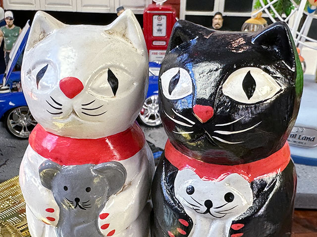 ネコにネズミ」 木彫り人形 （白猫と黒猫の2体セット） ※ミニ畳と小判
