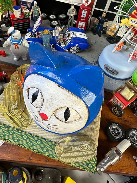 だるま猫 木彫り人形 （青だるま） ※ミニ畳と小判は別売ですの通販