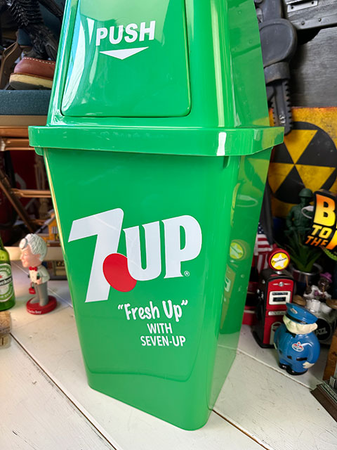 7UP★ゴミ箱 アメリカン カフェ・ショップにもオススメ！大容量アドバタイジング 7UPゴミ箱 アメリカン カフェ・ショップにもオススメ！大容量