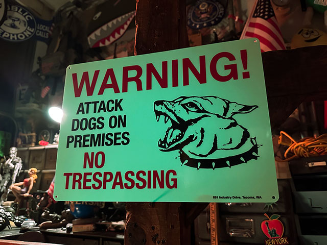 アメリカの蓄光警告サイン （猛犬注意！立ち入り禁止）の通販・販売