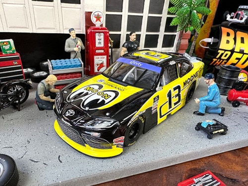 LIONEL×ムーンアイズ　NASCAR　トヨタ　スープラ　ムーンアイズ　オフィシャルダイキャストミニカー　1/24スケール|ムーンアイズグッズ|男の秘密基地作りに！ガレージング雑貨