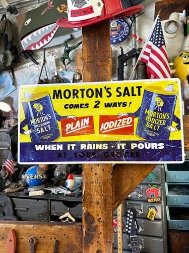 モートンソルト　エンボスティンサイン　（MORTON'S SALT COMES 2 WAYS）|アメリカンポップ|ボクらの原点そして永遠！ブリキ看板