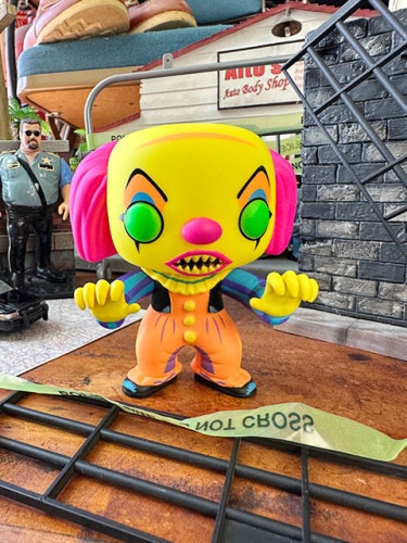 ファンコポップ　限定モデル　テレビドラマ版　IT　ペニーワイズ　フィギュア　（ブラックライト版）　FUNKO POP!|映画関連グッズ|もはや店長すら迷子になるアメ雑ジャングル