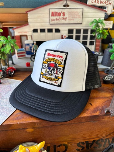 スナップオン　メッシュキャップ　（パイレーツ）　帽子色＝ホワイト×ブラック|アパレル/キャップ/ジャケット|男の秘密基地作りに！ガレージング雑貨