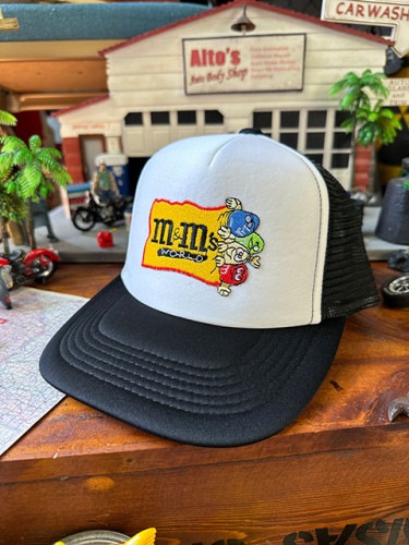 M&M's　メッシュキャップ　（m&m's　WORLD）　帽子色＝ホワイト×ブラック|帽子/メッシュキャップ/ニット帽|アパレル/バッグ/帽子/ファッション小物