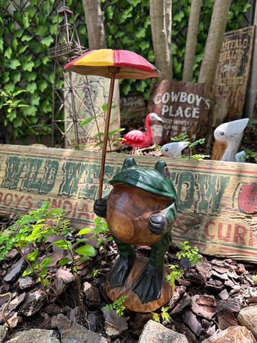 傘さしカエル　木彫り人形　（大きいサイズ）　単品　ウッドカービング|アメキャラ/人形/おもちゃ|もはや店長すら迷子になるアメ雑ジャングル