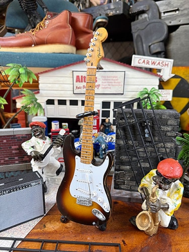 エリック・クラプトン　フェンダー　ストラトキャスター　ブラウニー　オフィシャルライセンス　ミニギター　レプリカ　1/4スケール　ギタースタンド付き|海外ミュージシャングッズ/音楽関連グッズ|もはや店長
