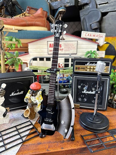 KISS　キッス　ジーン・シモンズ　アックス　オフィシャルライセンス　ミニギター　レプリカ　1/4スケール　ハンドメイド　ギタースタンド付き|海外ミュージシャングッズ/音楽関連グッズ|もはや店長すら迷