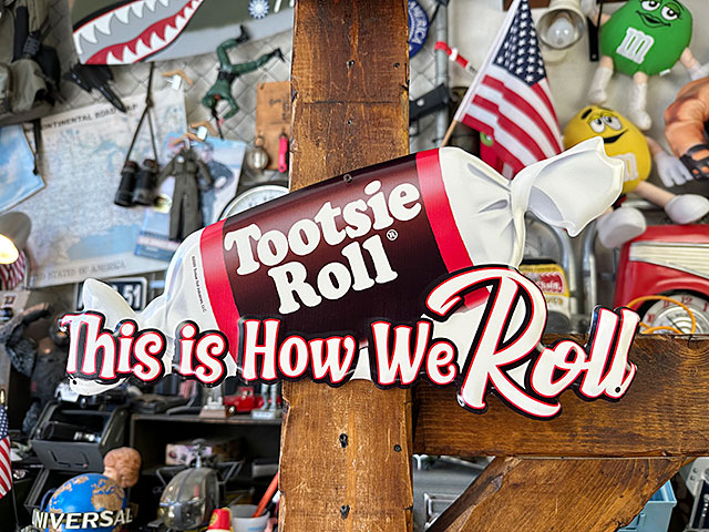 トッツィロール エンボスティンサイン （This is How We Roll） ブリキ